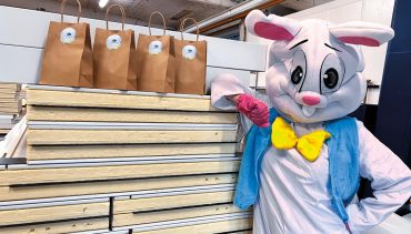 Påskharen på besök i fabriken