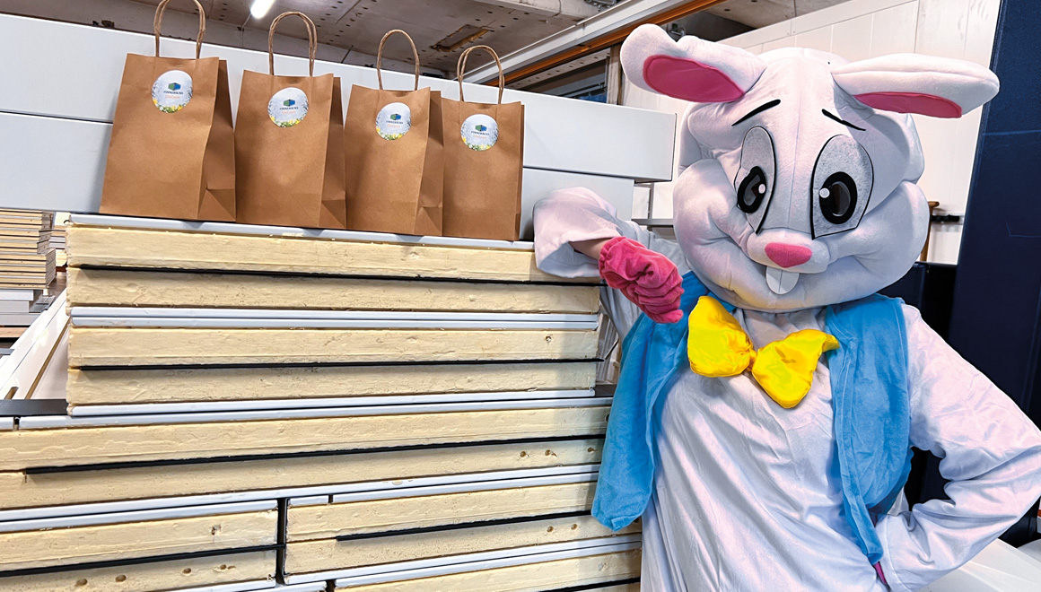 Påskharen på besök i fabriken